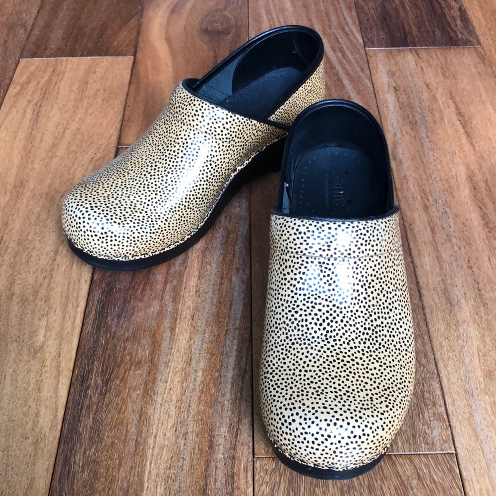 Sanita cream dot clogs 39 NWOT